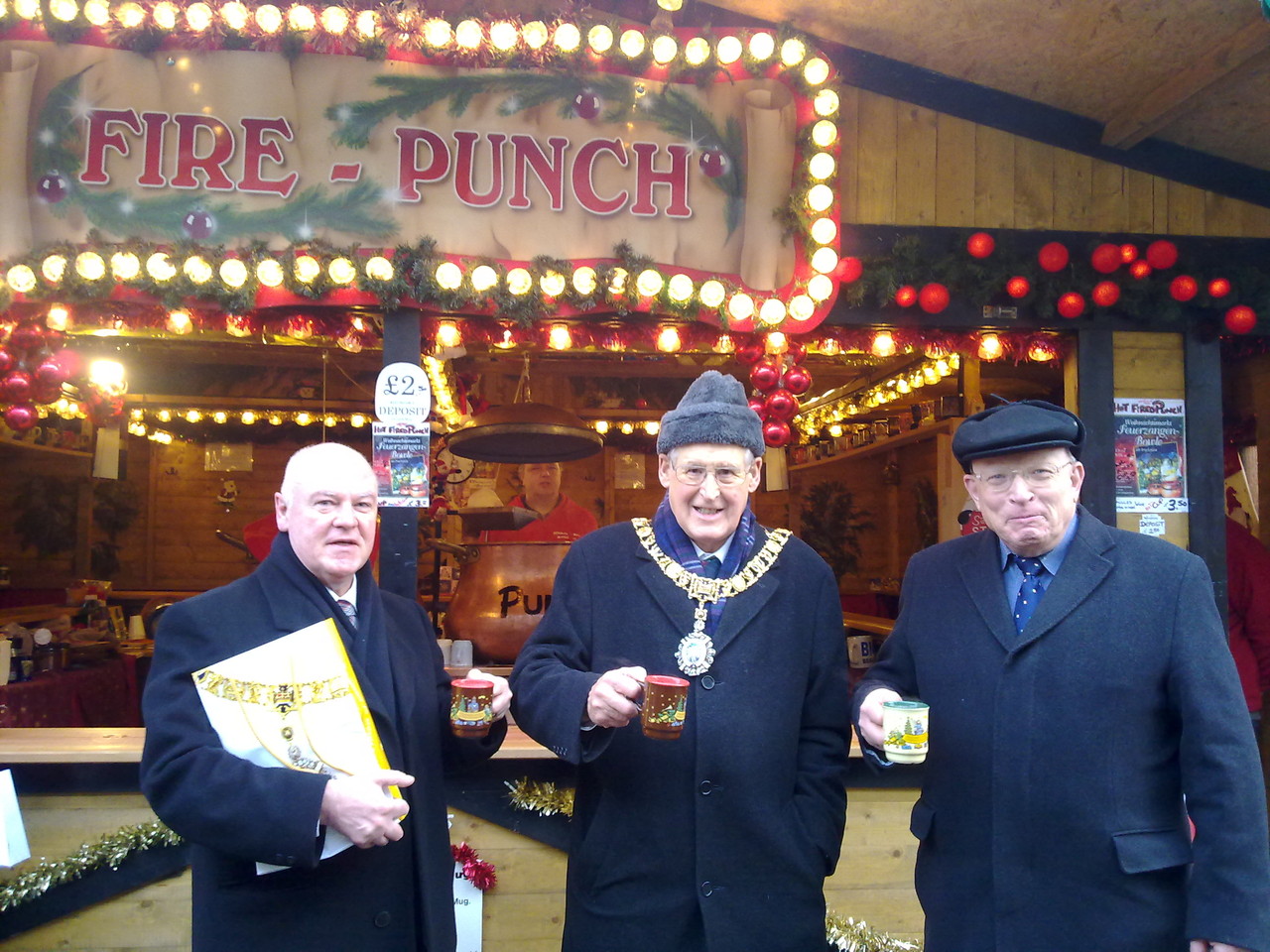 Stadtoberhaubt auf dem Weihnachtsmarkt