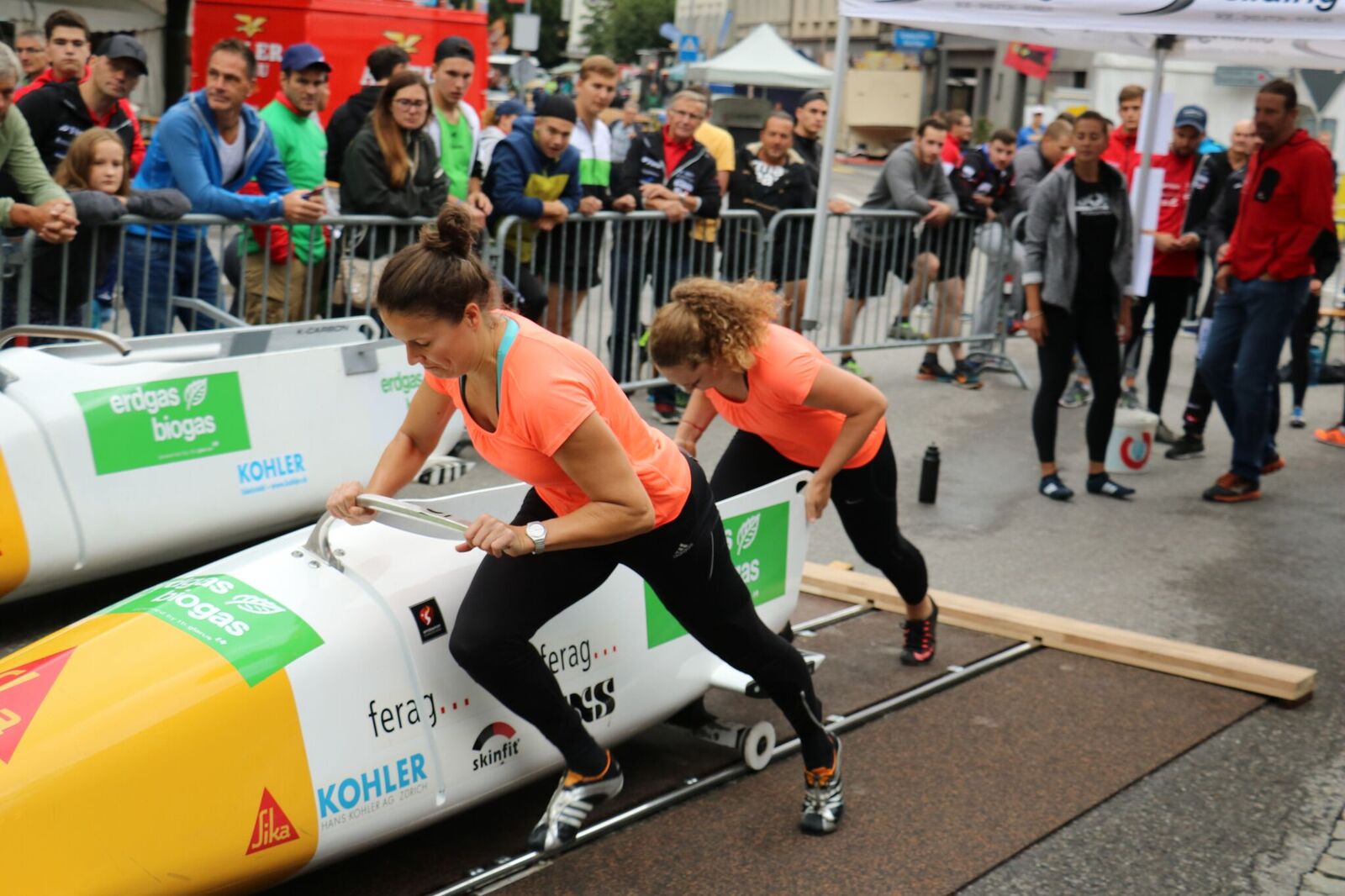 Martina Fontanive und Irina Strebel (hinten) geben auf der 50 Meter langen Bahn Vollgas.