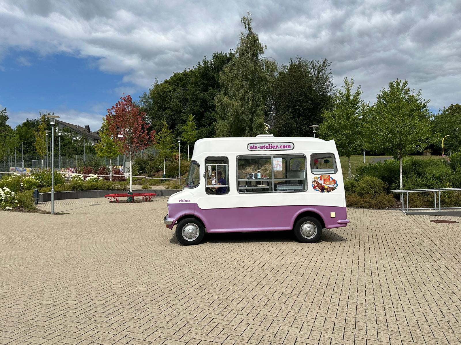 Der Eiswagen kommt ! Der Eiswagen kommt !