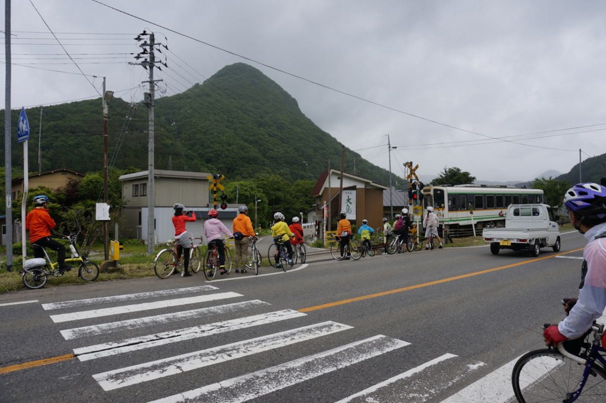 大内宿をあとに、一路塔のへつりへ。可愛い電車が走ってきましたよ？