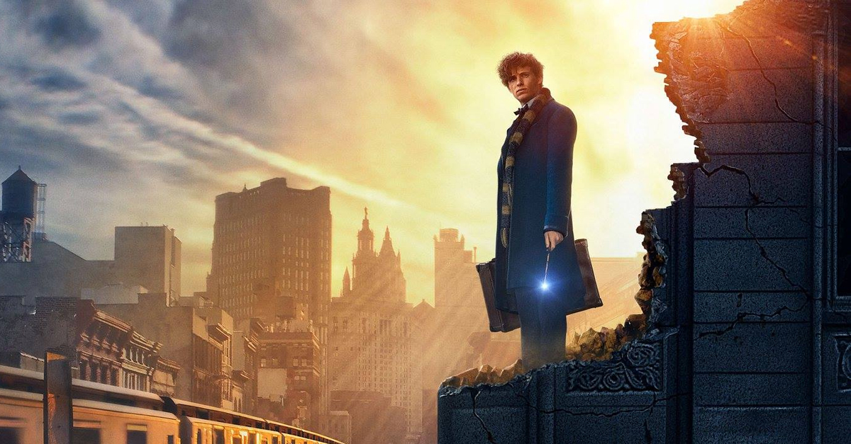 Nouveau Poster Des Animaux Fantastiques Norbert Dragonneau Devant La Skyline De New York Potterveille