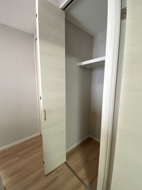In the closetの意味とは？英語の隠れた表現