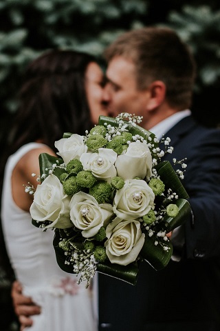 Hochzeitspaar in Hann. Münden vor einer günstigen Fotobox