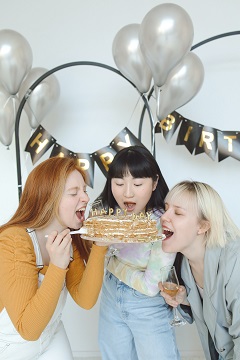 Feier - 3 Freundinnen auf einem Geburtstag mit Fotobox