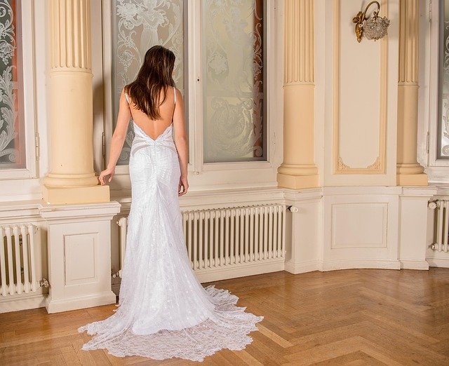 Hochzeitskleid der Braut auf Ihrer Hochzeit vor der Fotobox