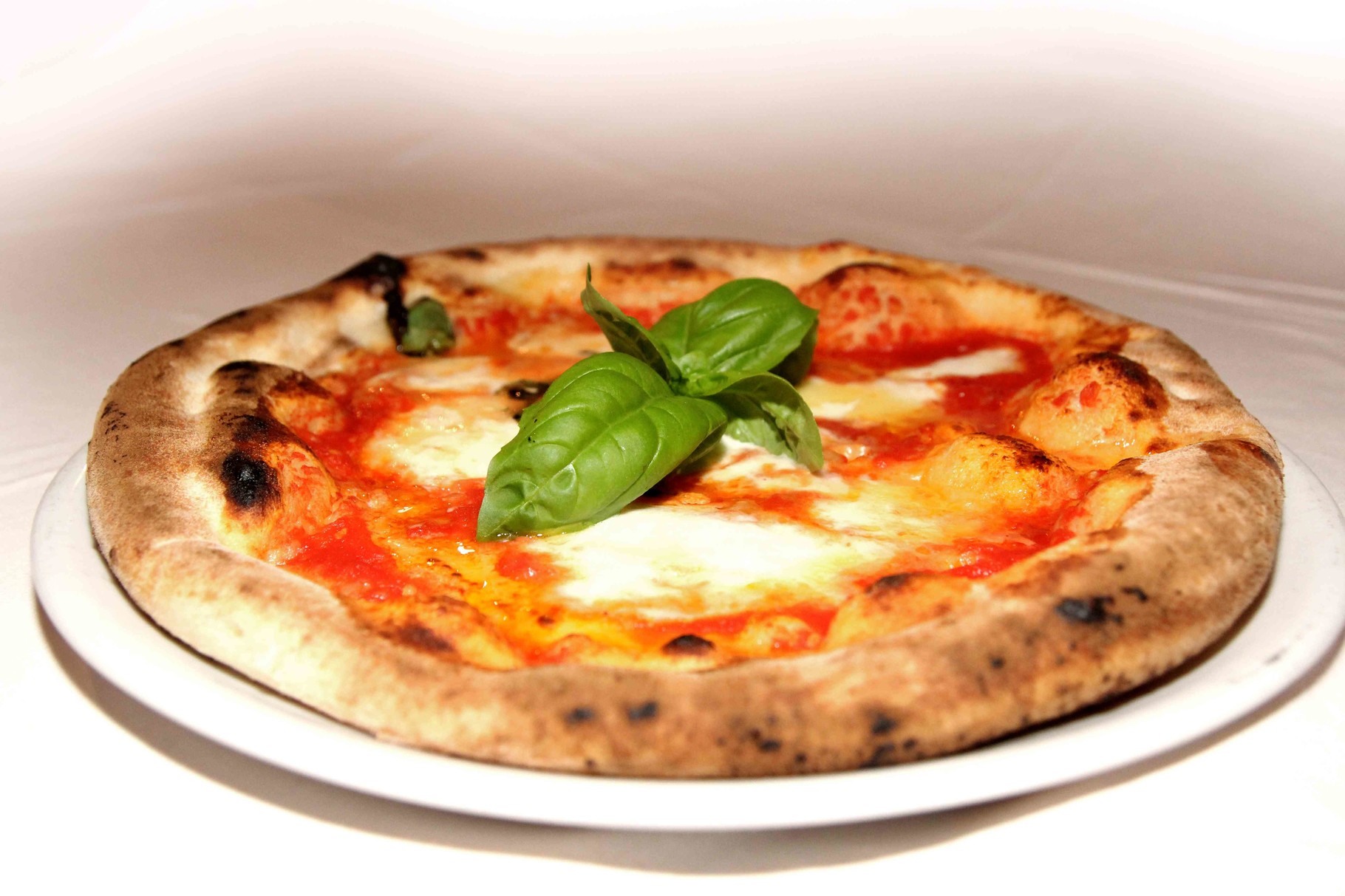 Пицца в маме роме. Ла Чиполла пицца. Пиццерия в Италии. Пицца в древности. Пицца Крестьянская.