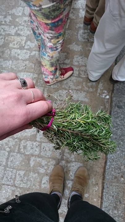 Bouquet de romarin distribué dans la rue pour l'occasion 