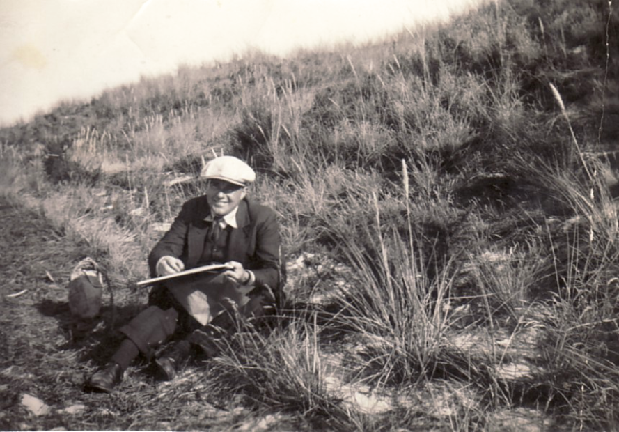 Erwin Bowien beim Malen in den Dünen bei Egmont, 1935