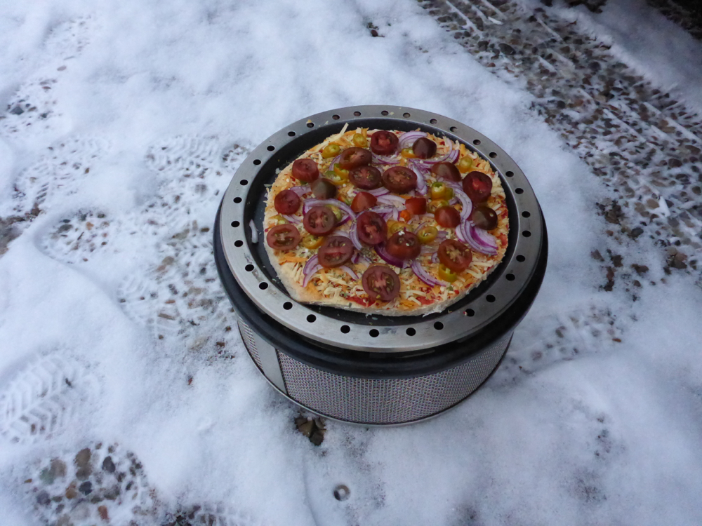 Pizza im Cobb-Grill im Schnee 