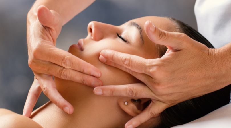 Découvrez les bienfaits du massage facial lors d'une journée découverte