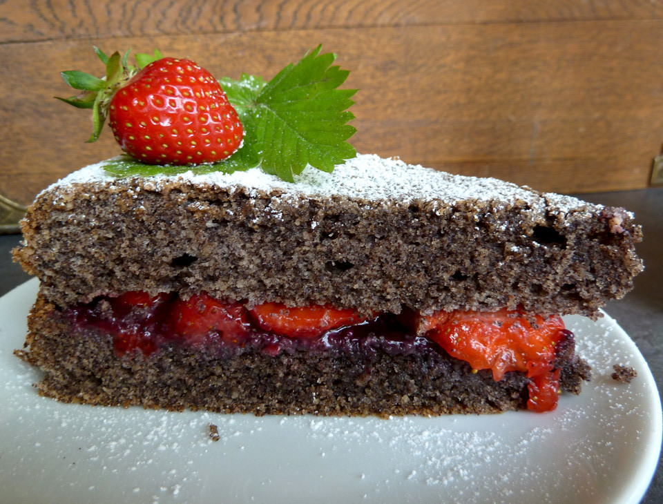 Waldviertler Mohntorte mit Erdbeeren