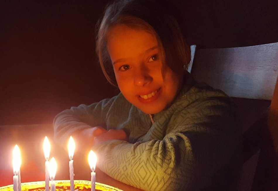 Aujourd'hui Léa a 12 ans, bon anniversaire ma poupette.  Je te fais des milliards de milliards de bisous. 🎂💋