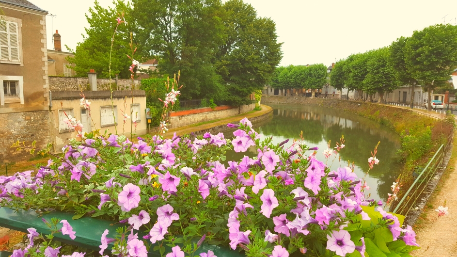 Le Canal du Loing bordé par de charmants petits  villages.