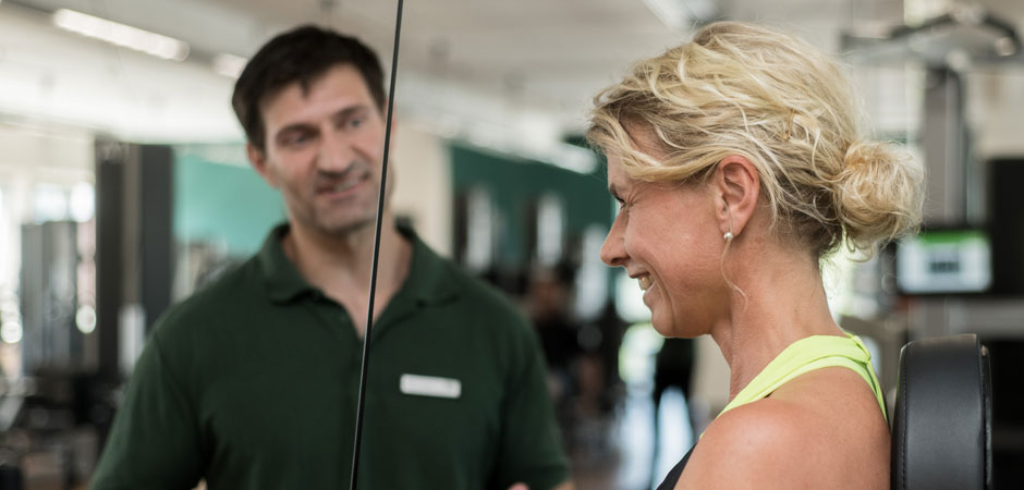Trainer und Trainierende bein Probetraining