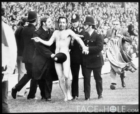 1970: scappato dallp zoo di Londra, il Gibbo viene bloccato con due arachidi sul campo di Wembley