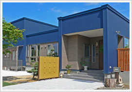 紺色のシャープな印象の住宅