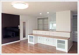 I邸はリビングを中心に、 キッチンと フリースペースも組み込み、 スペース効率を追求