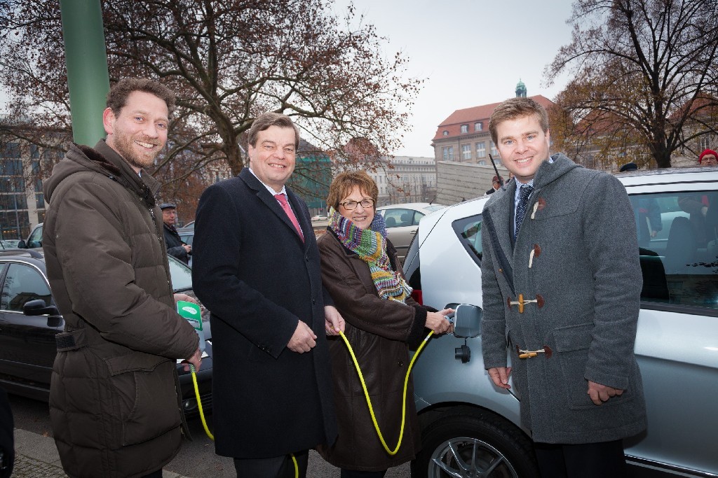 Dr. Frank Pawlitschek (ubitricity), PStS Enak Ferlemann (BMVi), PStS Brigritte Zypries (BMWi) und Knut Hechtfischer (ubitricity) nehmen den Laternenladepunkt im Schwarzen Weg am 3.12.2014 in Betrieb ©ubitricity