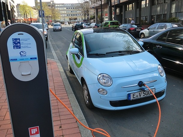 Ladesäule mit Elektroauto