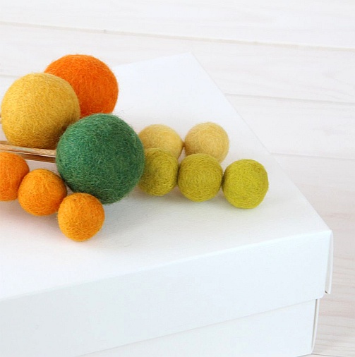 spring inspiration easter eggs felt balls filzkugeln table setting tulips tulpen buntbox