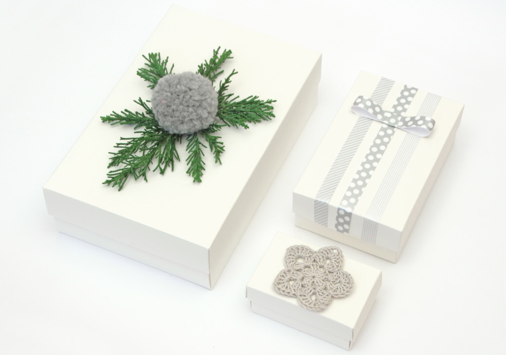 box gift wrapping hygge geschenkeverpacken grau weiss xmas gift gift wrapping crochet masking tape washi tape pompon