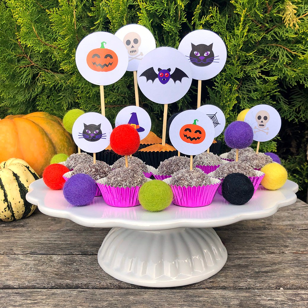 halloween noč čarovnic noc carovnic mafin muffin kokosove kroglice cake topper okrasek pecivo torta netopir buča črna mačka pumpkin felt balls cupcake cakes spooky freebie