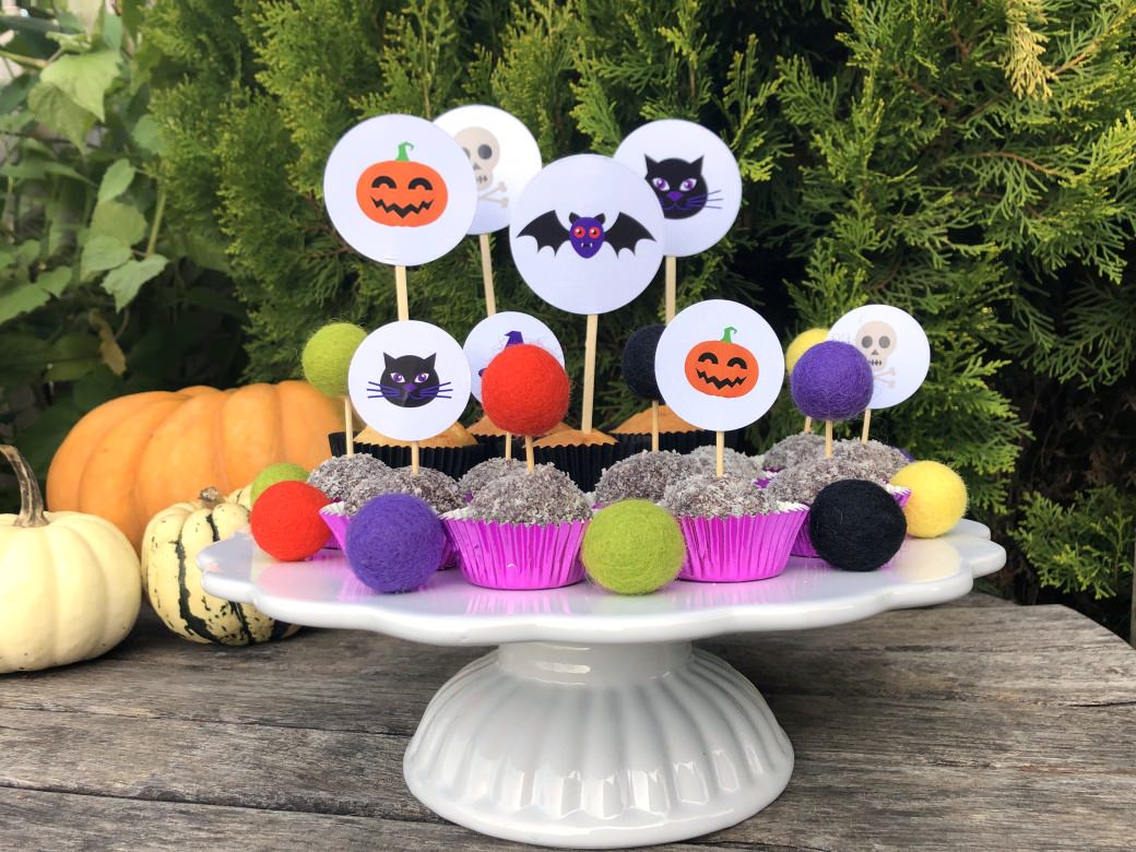 halloween noč čarovnic noc carovnic mafin muffin kokosove kroglice cake topper okrasek pecivo torta netopir buča črna mačka pumpkin felt balls cupcake cakes spooky