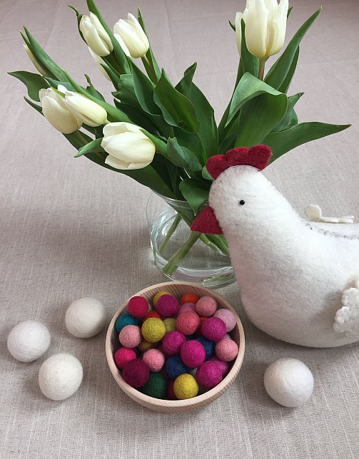 spring inspiration easter eggs felt balls filzkugeln table setting tulips tulpen tischdeko tischdekoration ostereier ostern 