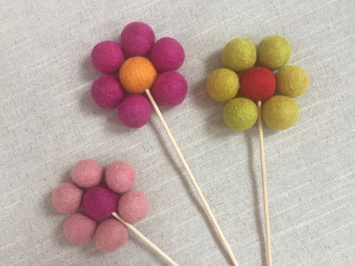 spring inspiration easter eggs felt balls filzkugeln table setting tulips tulpen