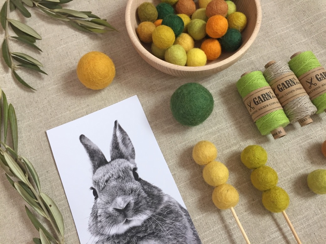 spring inspiration easter eggs bakers twine felt balls filzkugeln table setting garnundmehr bunny hase green yellow tischdecken 