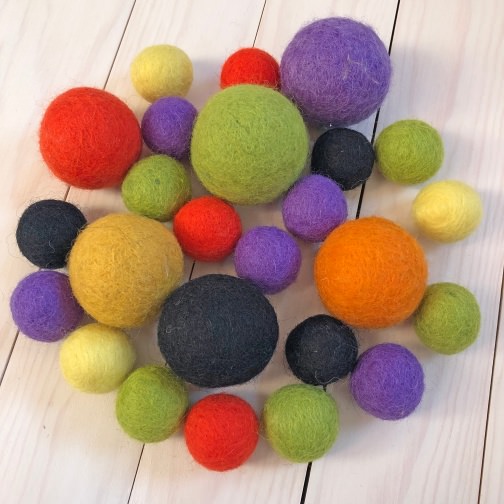 halloween noč čarovnic noc carovnic mafin muffin kokosove kroglice cake topper okrasek pecivo torta netopir buča črna mačka pumpkin felt balls cupcake cakes spooky freebie