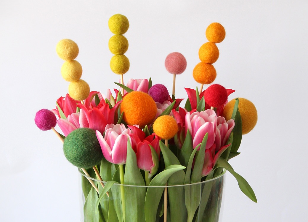 spring inspiration easter eggs felt balls filzkugeln table setting tulips tulpen