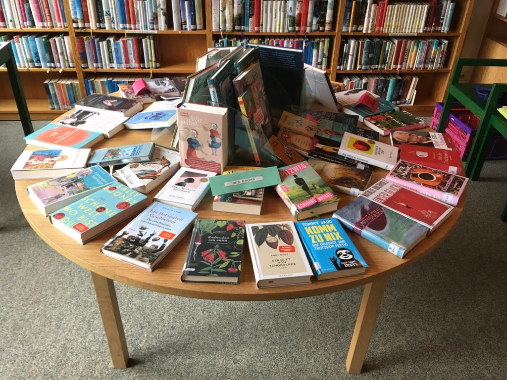 Büchertisch für neue Bücher: Romane und Sachbücher