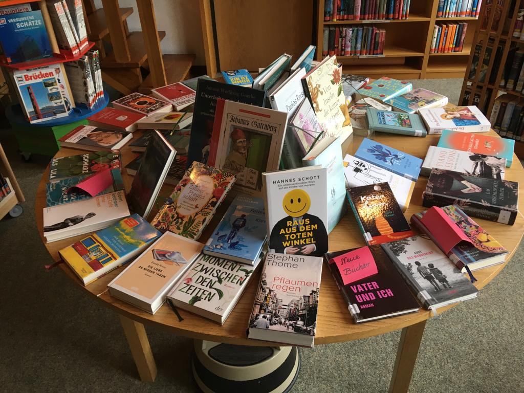 Büchertisch für neue Bücher: Romane und Sachbücher