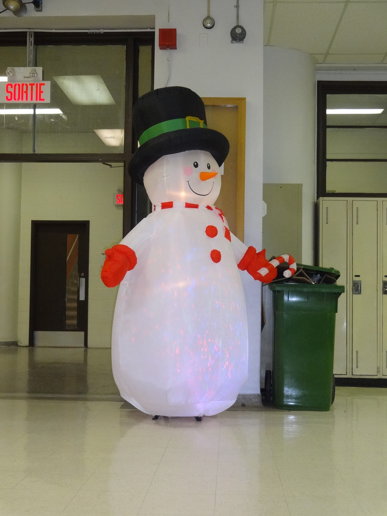 Notre fameux bonhomme de neige du foyer!