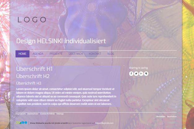 Jimdo Designvorlage HELSINKI. Bei diesem Design kann der komplette Inhalt ausgerichtet werden (links, mittig oder rechts). Zusätzlich können die Abstände zum Rand angepasst werden. Die weissen Linien können leider nicht angepasst oder entfernt werden.