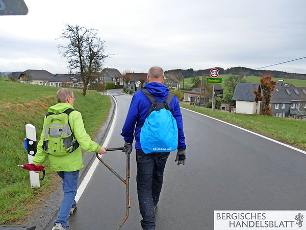 Die Gruppe passiert Biesenbach