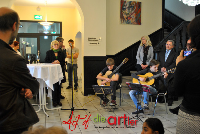 Frau Koshofer lauscht den beiden Musikern von der Max-Bruch-Musikschule