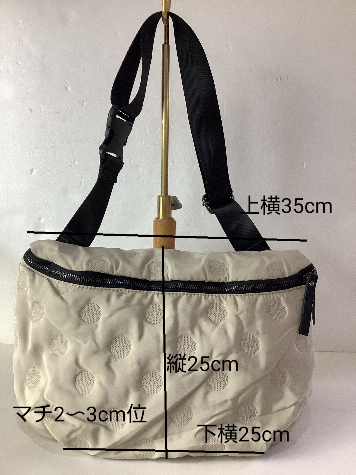 アサヒ17−MA8 ベージュボディバック ¥8,250（税込）ポリエステルx牛皮革