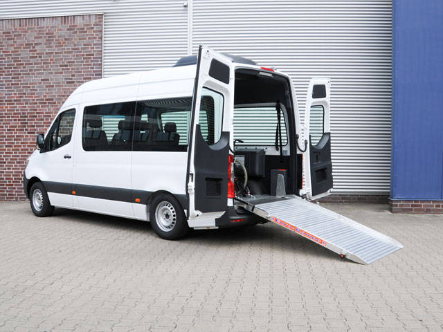 ▷ Kleinbus Mercedes-Benz Sprinter 906 8 Sitzer Rollstuhlrampe