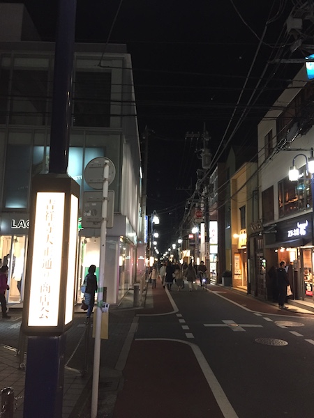 夜も落ち着きのある街灯が照らしてくれる