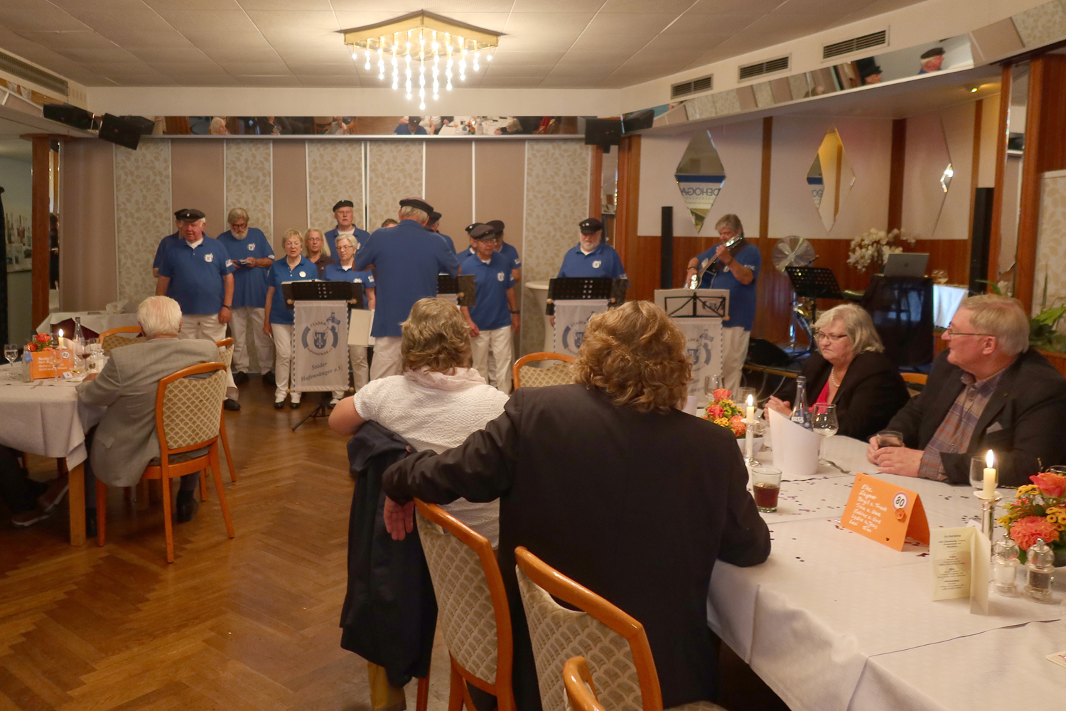 ...a cappella gesungen.  Es hat gut geklappt!! 