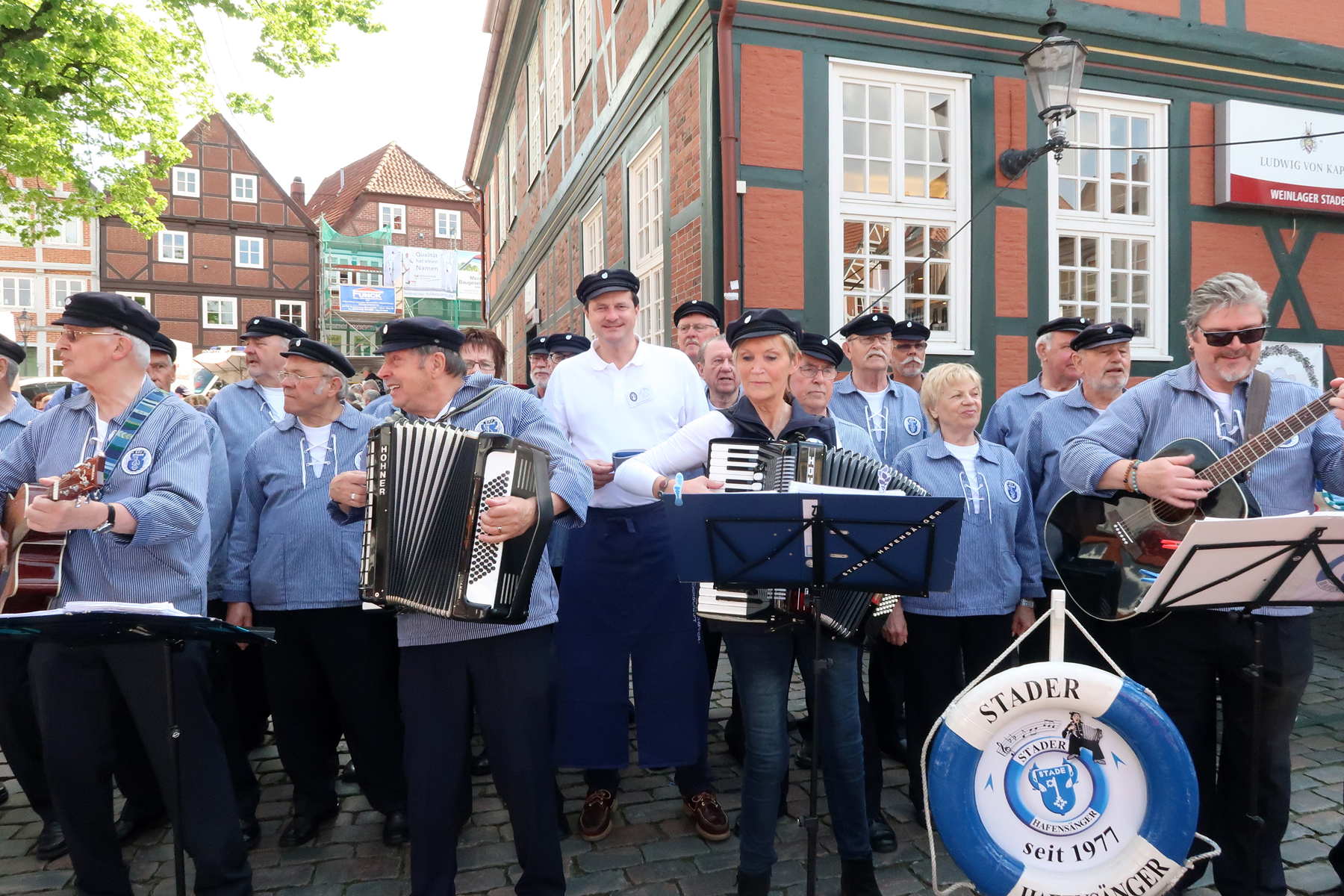 ......und Oliver Grundmann, Ehrenmitglied der Stader Hafensänger hat bei dem Lied..... 