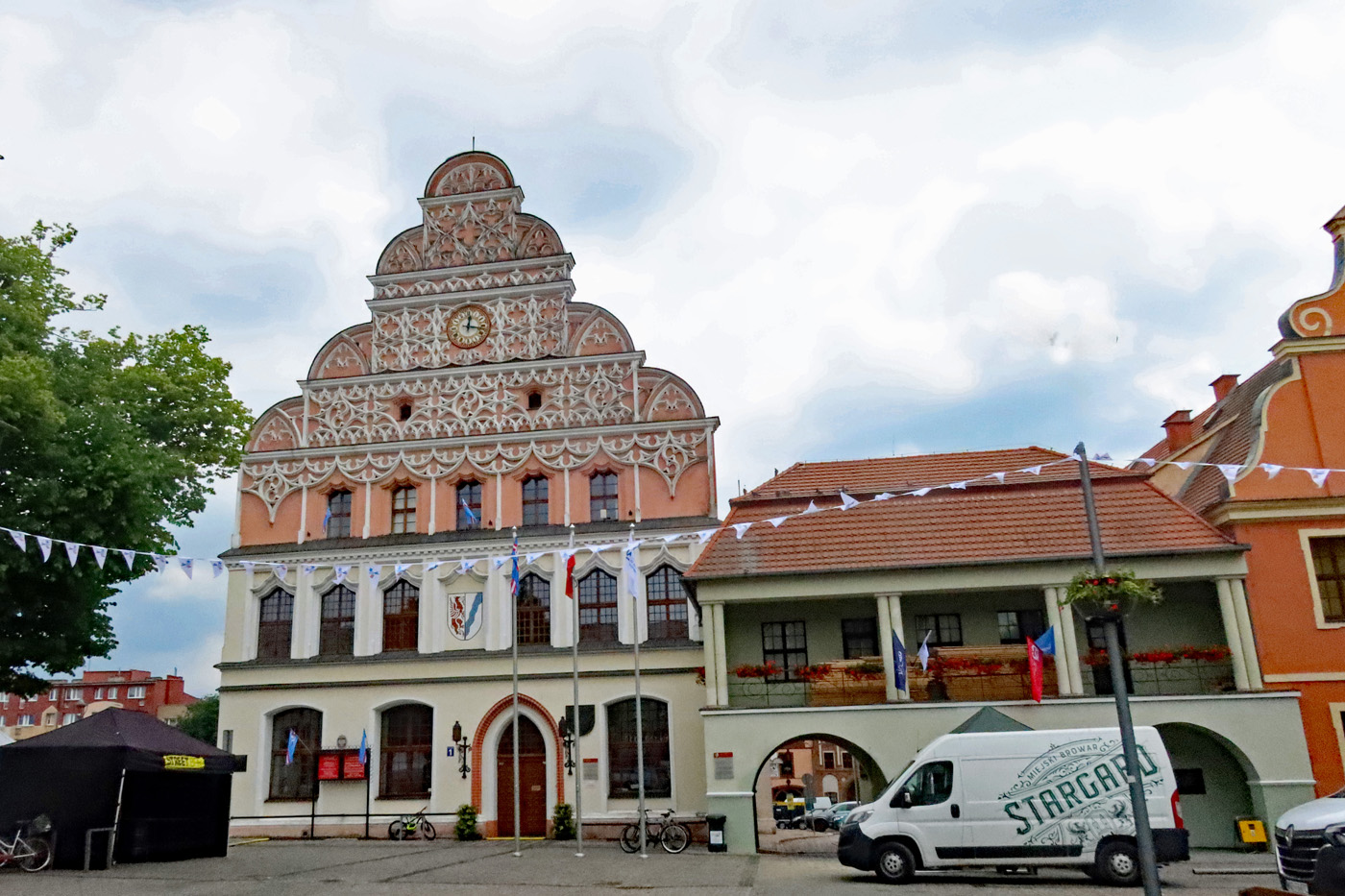 ..der alte Markt mit Rathaus - alte Wache und Stadtmuseum.. 
