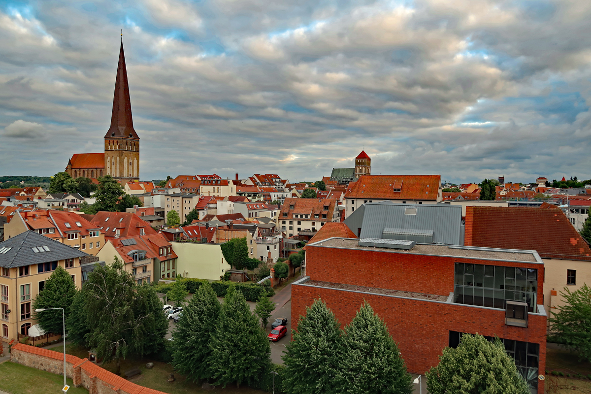 ...und die Aussicht von oben, Petriekirche (li) der Turm ist 117m hoch und rechts die Nikolaikirche, einer der ältesten noch erhaltenen Hallenkirchen im Ostseeraum... 