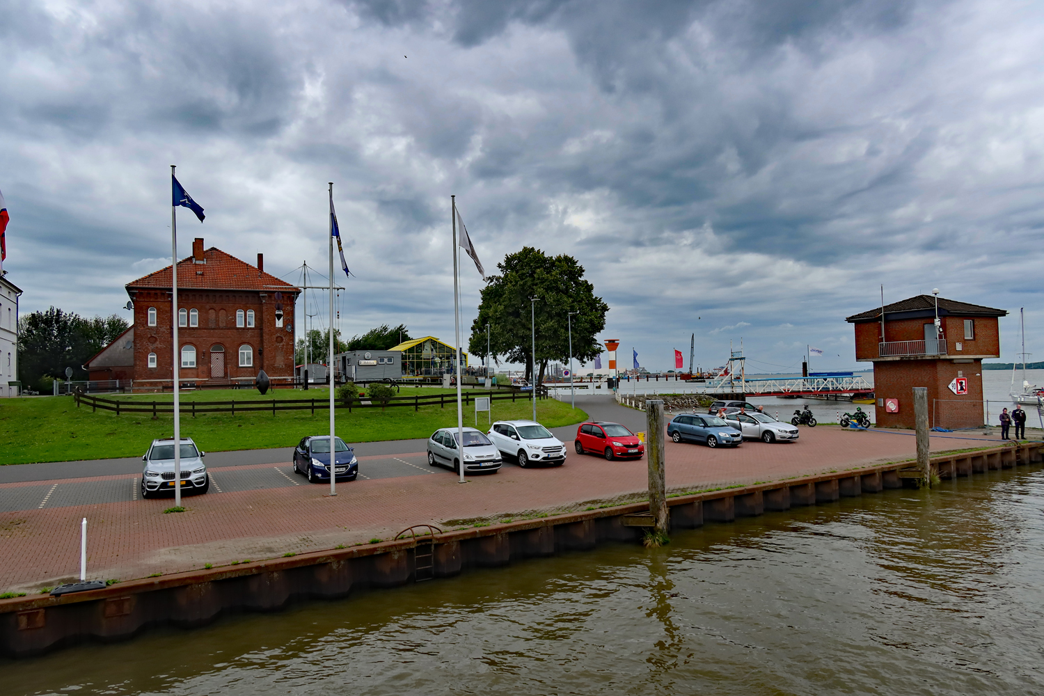 ...vorbei geht es am Stadersand - Richtung Elbe..