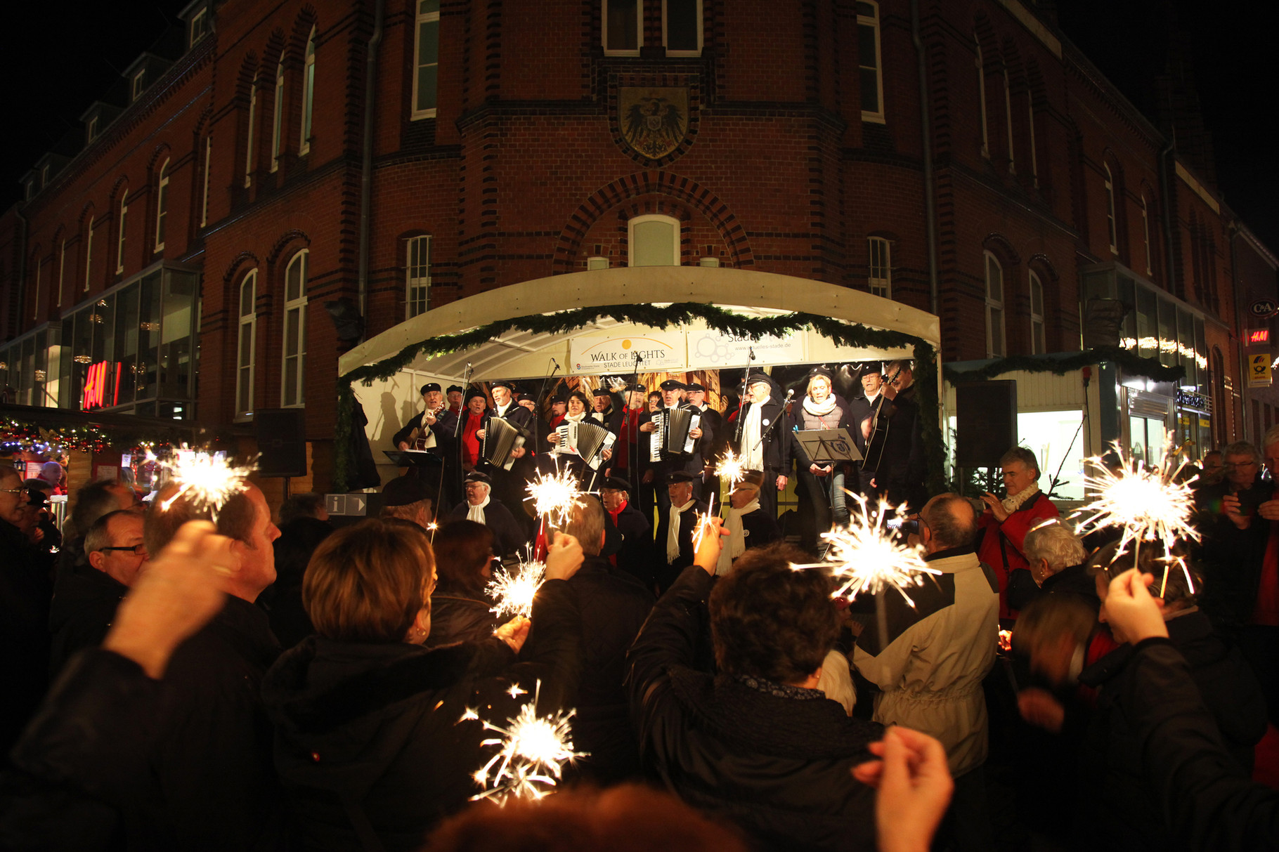 20.12.2015 -  Am vierten Advent gehört die Bühne auf dem Stader Weihnachtsmarkt traditionell den Stader Hafensängern.  