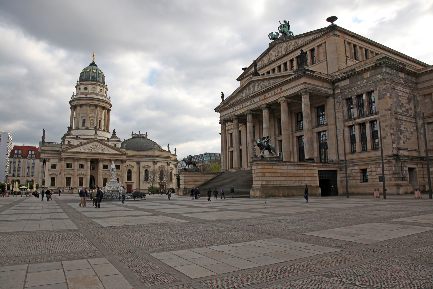 Deutscher  Dom, links. - und Konzerthaus, rechts -Gendarmenmarkt-