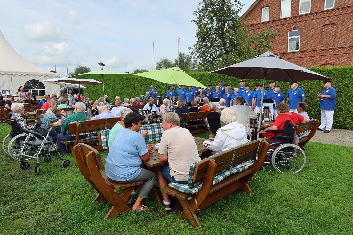 Gut gelaunte Gäste beim Sommerfest..