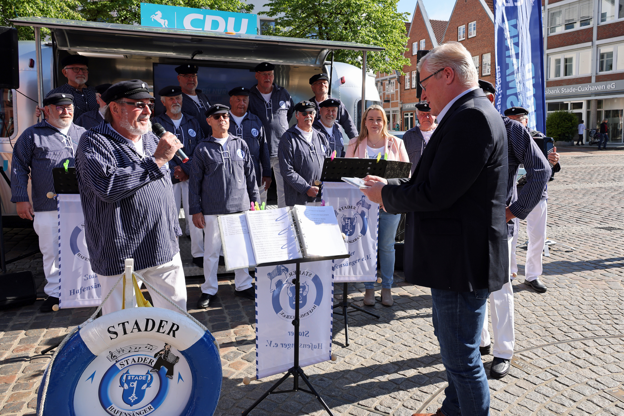 ...Bernd Althusmann eine CD und eine Anstecknadel der Stader Hafensänger..